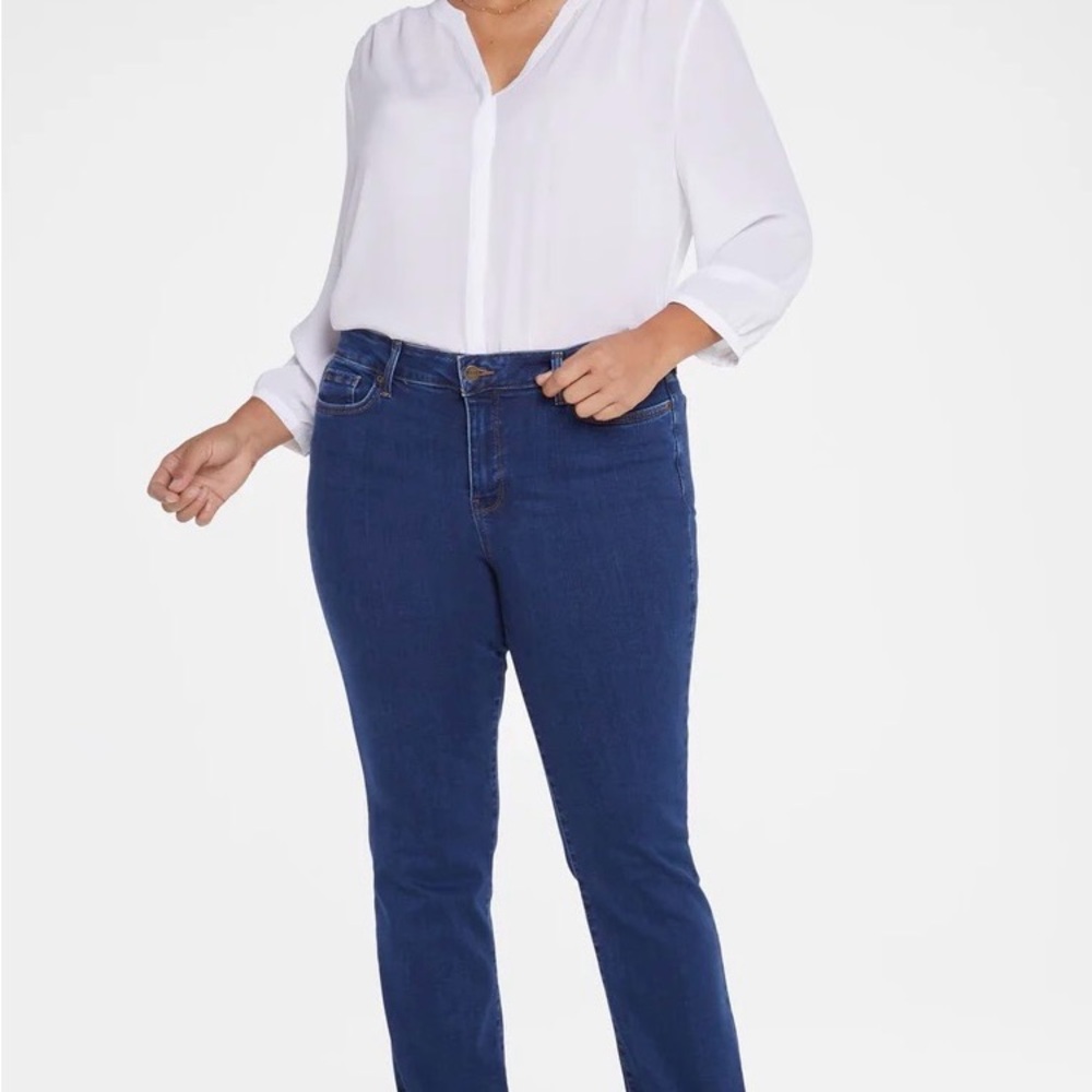 NYDJ Marilyn straight leg. Women’s size 14. Medium wash.